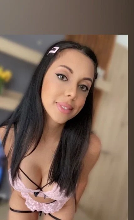 Izydiamond FREE OnlyFans creator sharing authentic moments