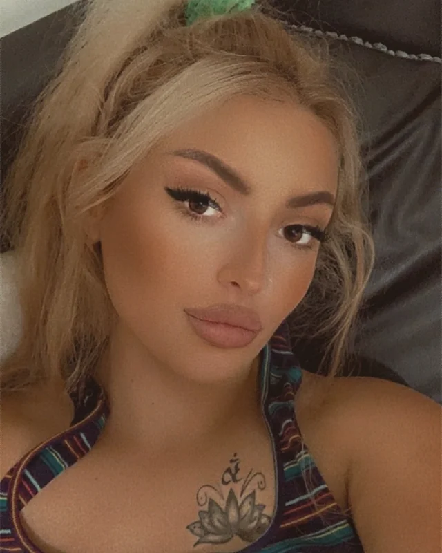 Jade19xox OnlyFans creator with engaging content