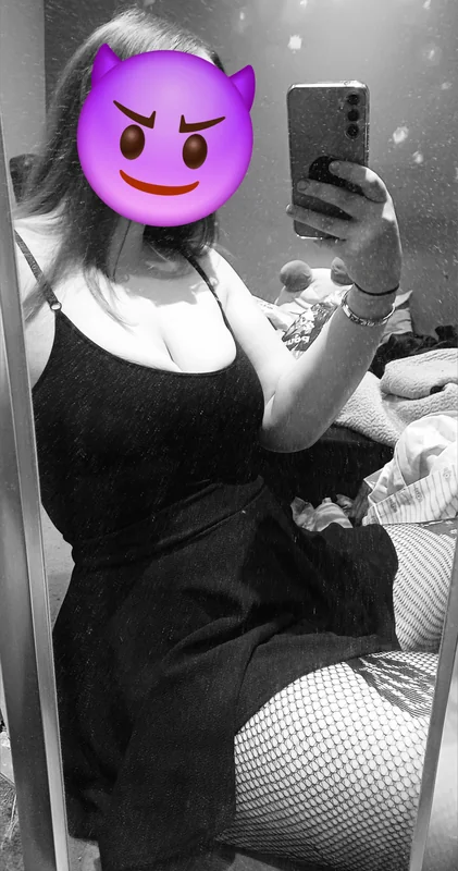 Jems OnlyFans curvy bi babe