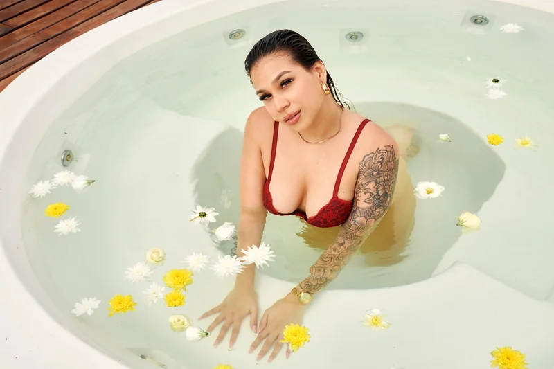 Jonabethluzardo OnlyFans creator with exclusive content