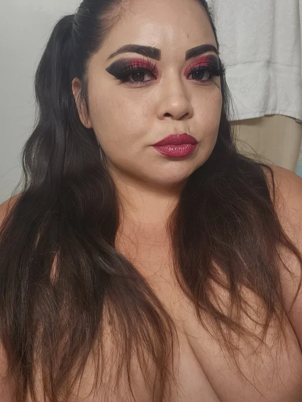 KandieKisses💋 OnlyFans profile with curvy looks