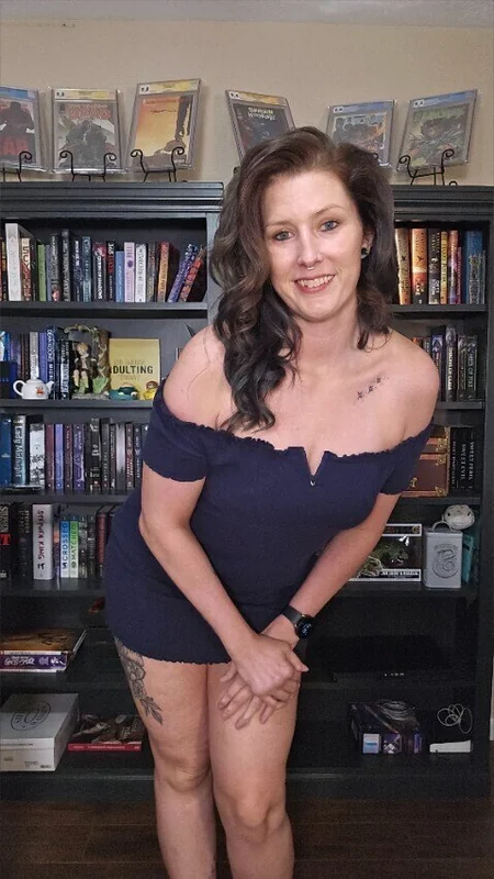 Katywithabooty on OnlyFans showcasing nerdy MILF style