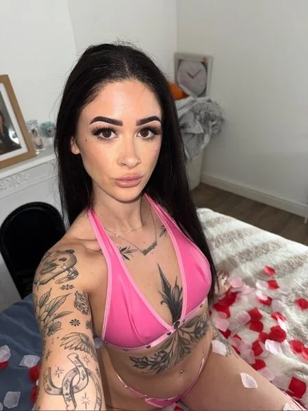 kelsjxox OnlyFans tattooed car girl