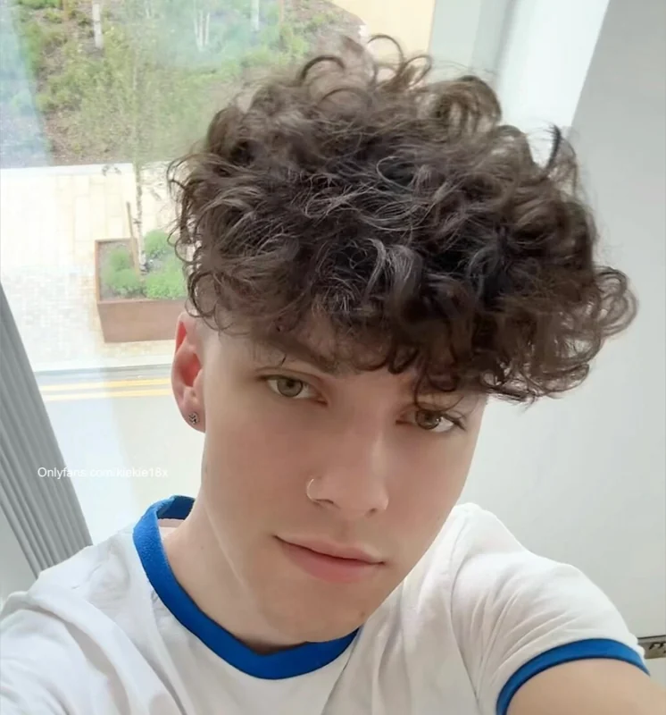 Angelic Boyo OnlyFans Smooth Body Creator