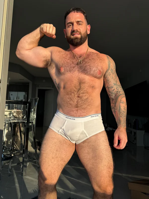 King Tommy OnlyFans Italian hunk creator