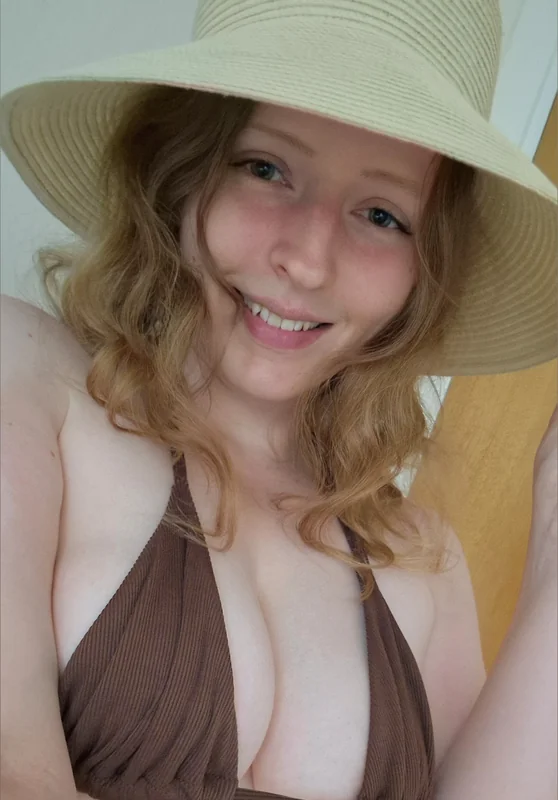 Curvy PAWG Emily OnlyFans creator showcasing exclusive content.