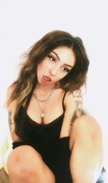 Kira on OnlyFans with exclusive content