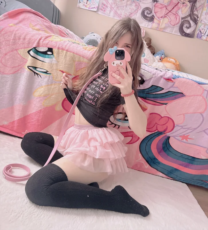Princess Lily >~< OnlyFans creator with charming content.