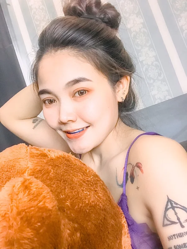 Lnara OnlyFans creator with exclusive content