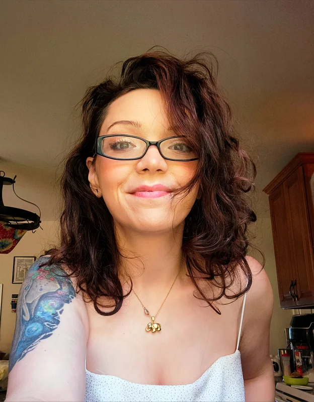Lady OnlyFans creator with artistic flair