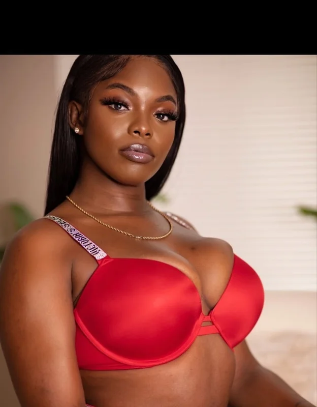 Ladyluckyxxx OnlyFans curvy creator