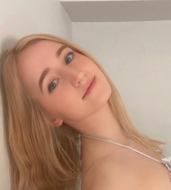 Laila - TIP 6 FOR BOYGIRL OnlyFans creator with exclusive content.