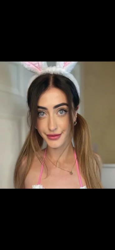 Larna Xo OnlyFans creator with playful content