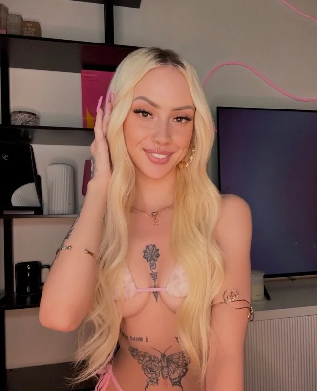 laveenalovee OnlyFans petite blonde creator