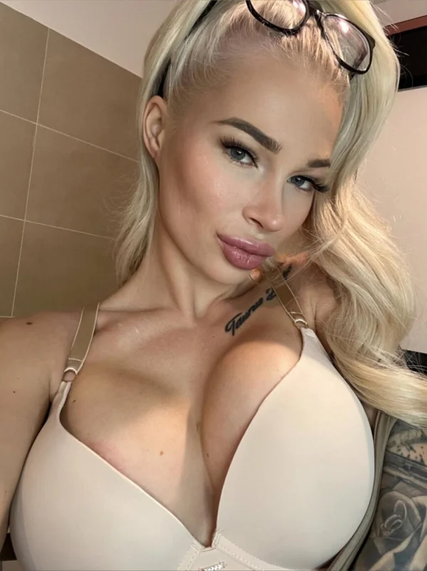 Layla Leona OnlyFans blonde and tattooed creator.