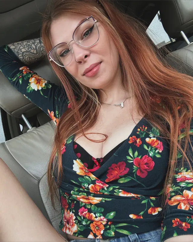 Leslie Lux OnlyFans creator with daily content