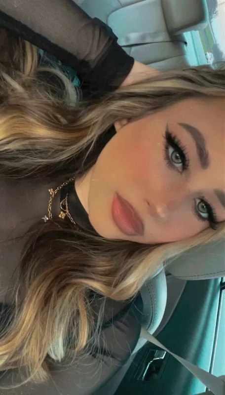 zoe OnlyFans creator with unique non-nude content