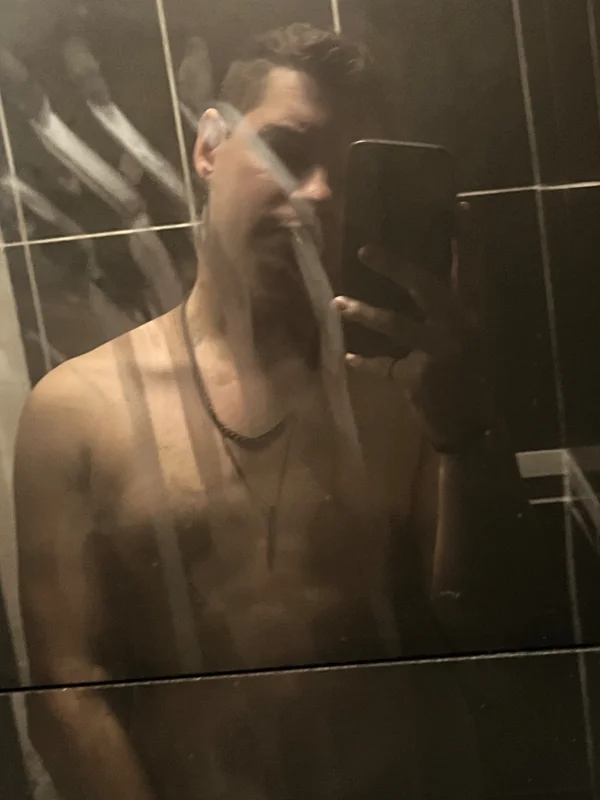 Lewisxrowe OnlyFans British creator with adult content.