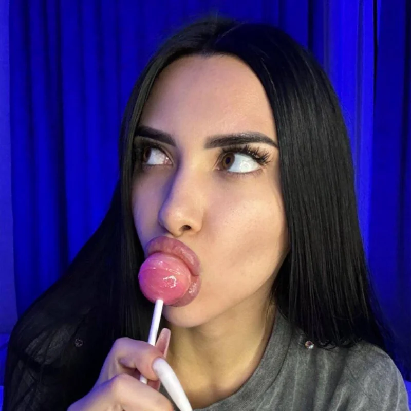 Linaverner OnlyFans chef turned seductress