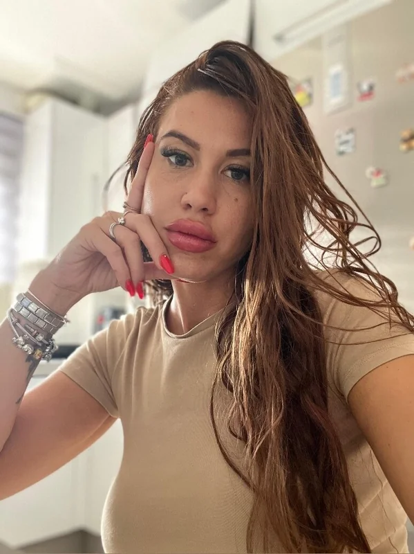 Rosa OnlyFans gym girl and custom video creator