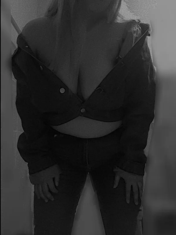 Lliyi OnlyFans blonde and curvy creator