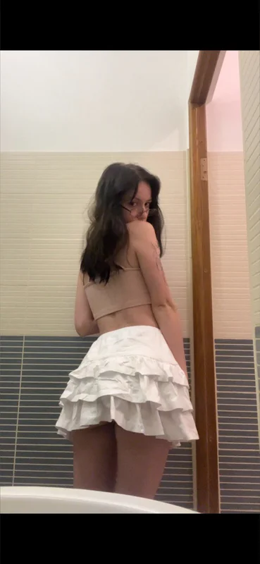 Llorelleey OnlyFans creator with exclusive content