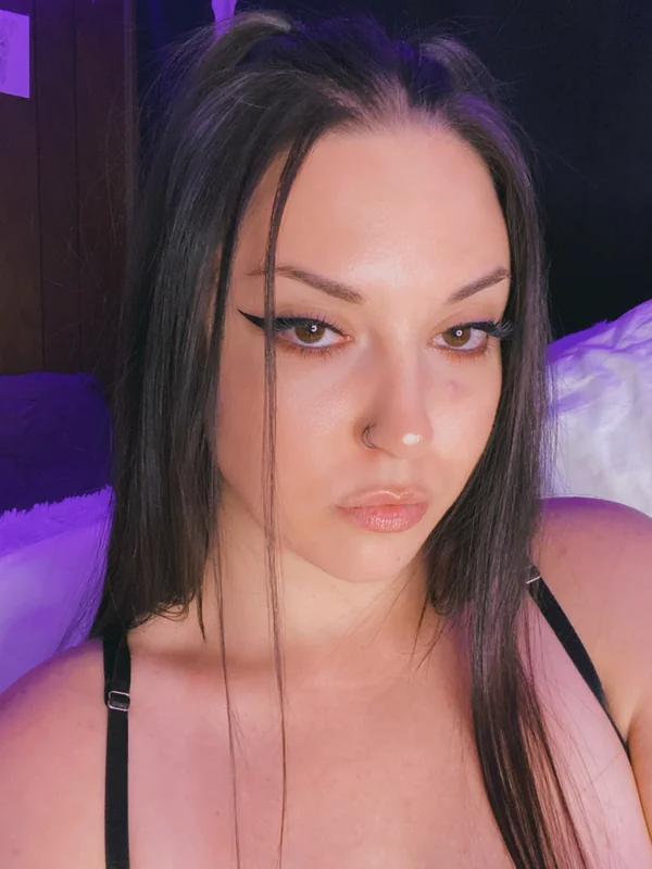 Vanessa Hughes OnlyFans Pierced Brunette