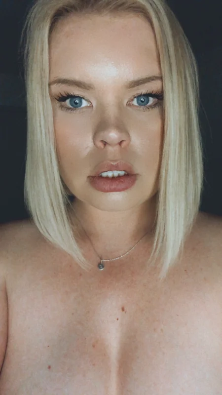 Lolaluxe8 OnlyFans British blonde bombshell
