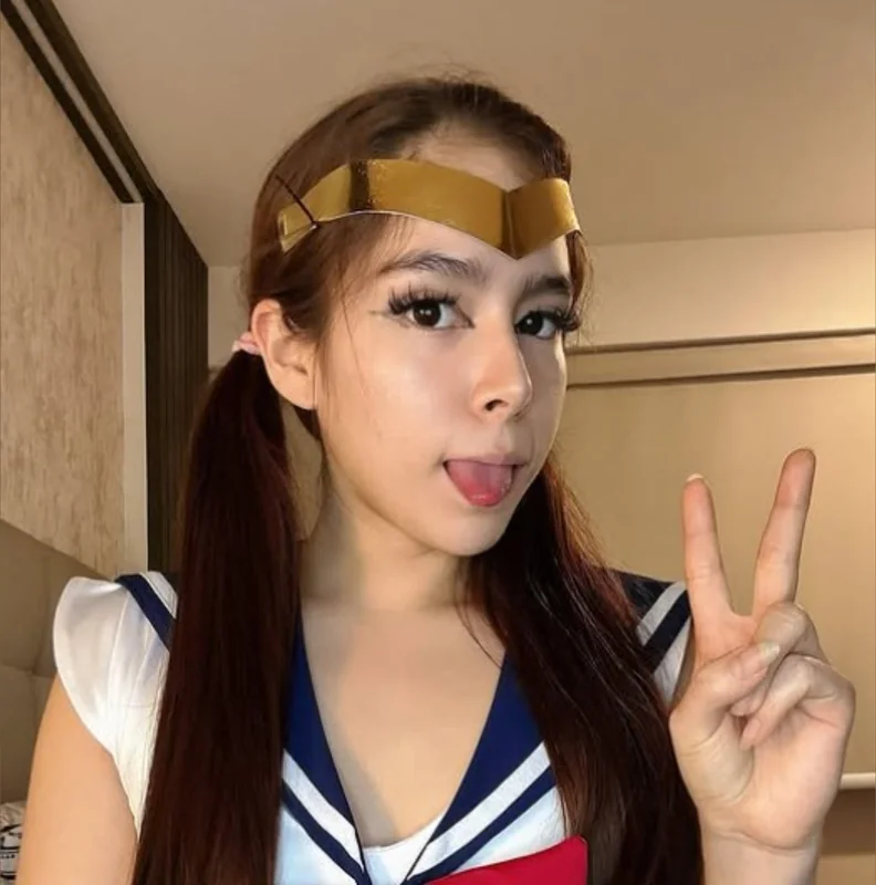 Lola Petite OnlyFans profile picture - seductive creator
