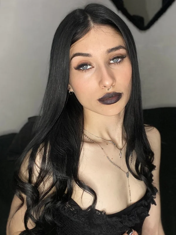 Lola Díaz OnlyFans goth tattooed creator