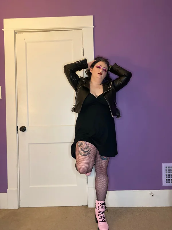 Loulou OnlyFans big titty goth creator