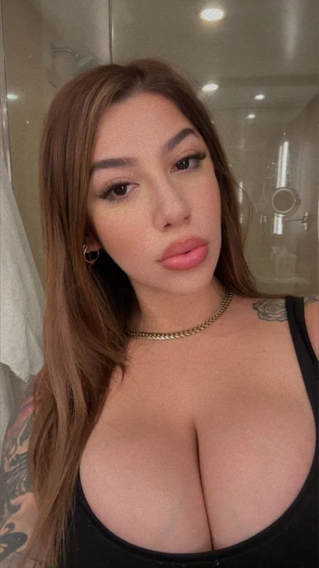 Lovergirlliz1 OnlyFans creator with exclusive content
