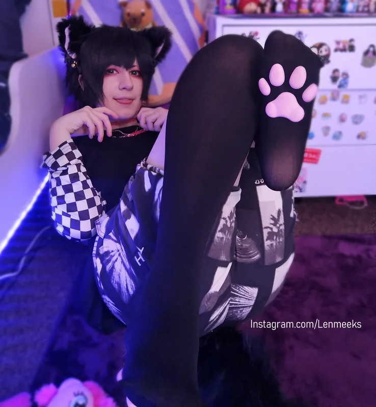 18 OnlyFans creator with unique cosplay content.