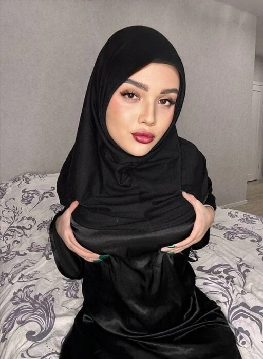 Dina OnlyFans glamorous creator