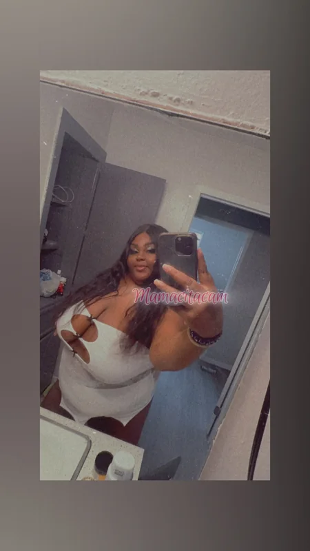 Mamacitacam OnlyFans creator with big tits