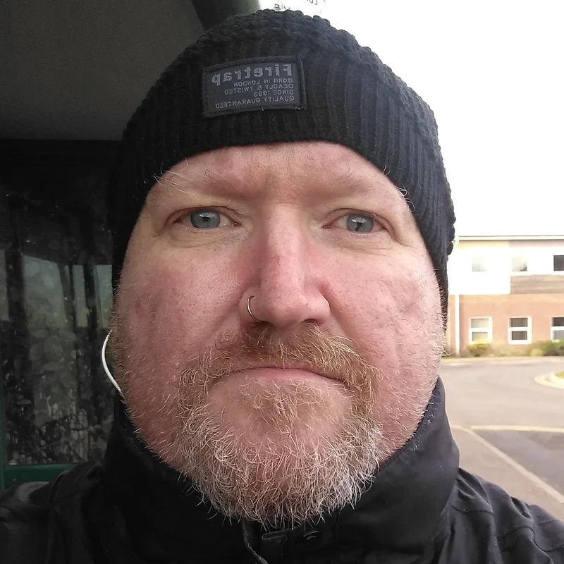 Markpoole34 on OnlyFans with blue eyes