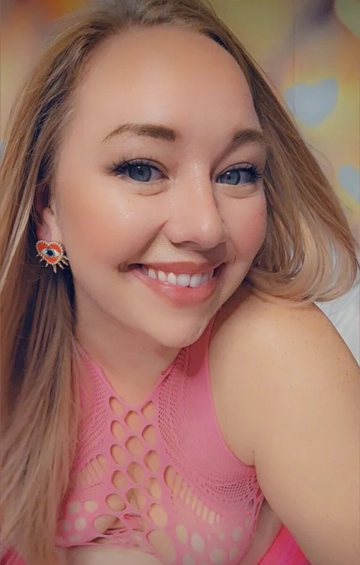 BUNDLE QUEEN! OnlyFans creator with enticing content