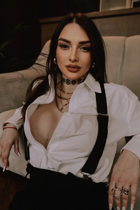 Maya OnlyFans creator with captivating photos
