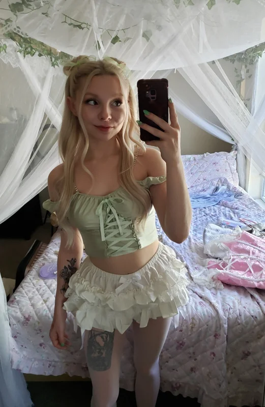 Averi OnlyFans petite tattooed creator