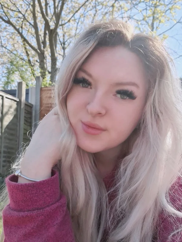 Missdesirevip OnlyFans creator with curvy figure