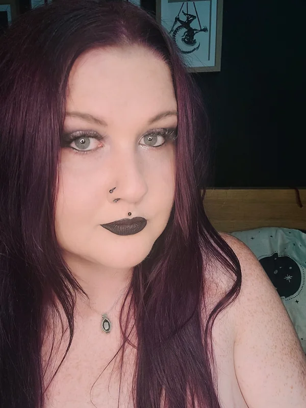 Missseraphinax on OnlyFans, big titty goth girl