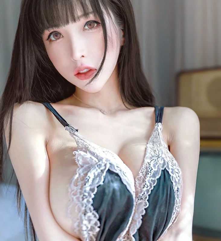 Mochan OnlyFans creator with seductive content