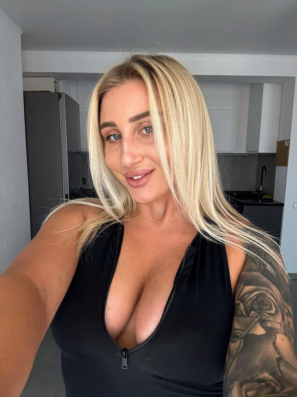 Mollypillows OnlyFans creator with exclusive content