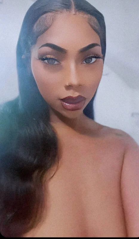 Monay27 OnlyFans creator with enticing content