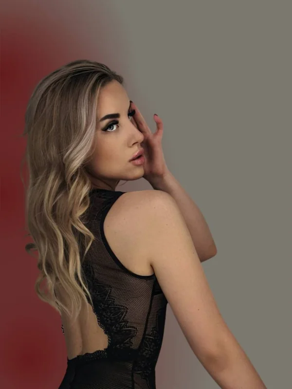 Monika Allen OnlyFans glamorous blonde