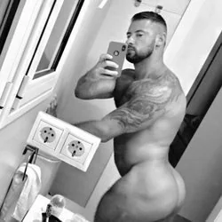 Musclebeach32 OnlyFans creator showcasing fitness.