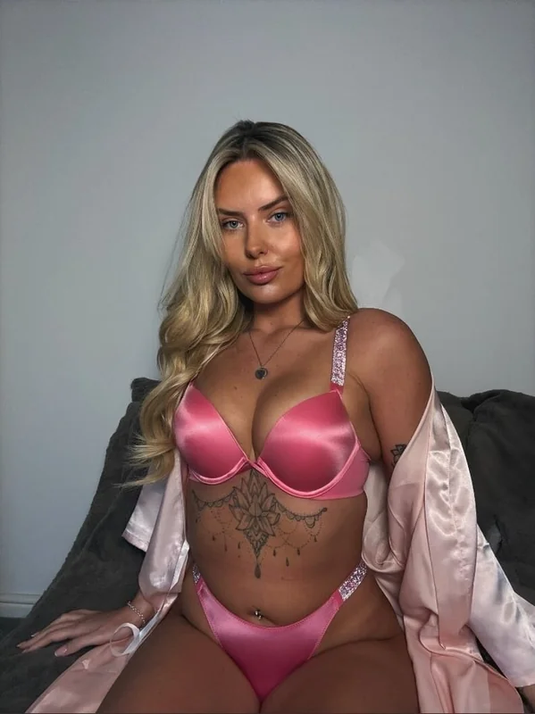 Naomi Rae OnlyFans blonde tattooed star