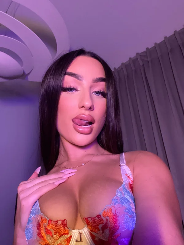 Natasha Mae OnlyFans Glamorous Creator