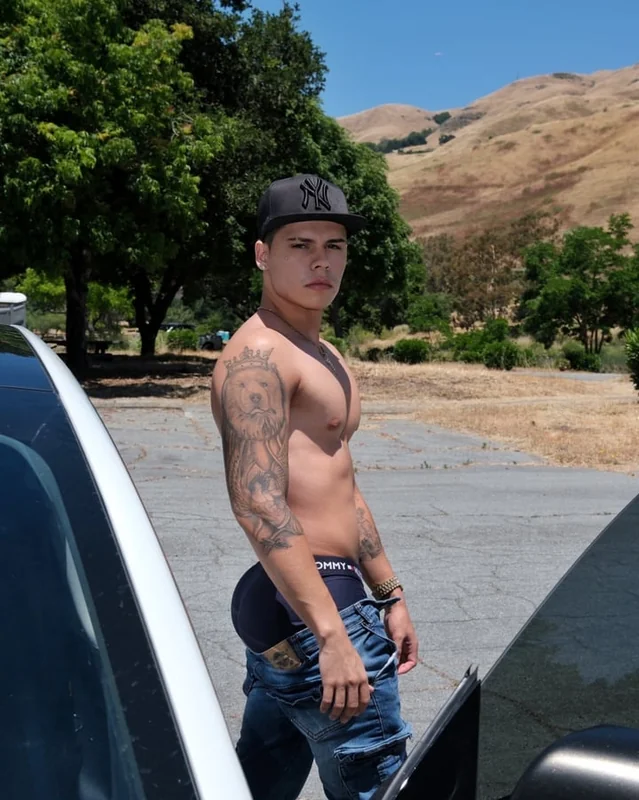 Nayogee OnlyFans athletic tattooed creator
