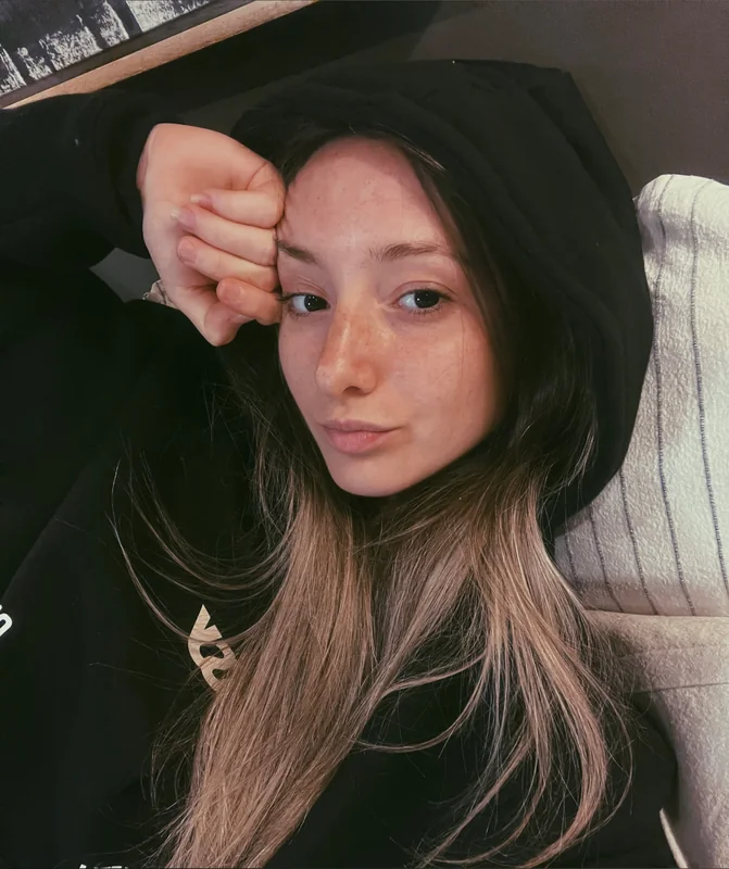 Νεφέληη profile on OnlyFans with flirty photos